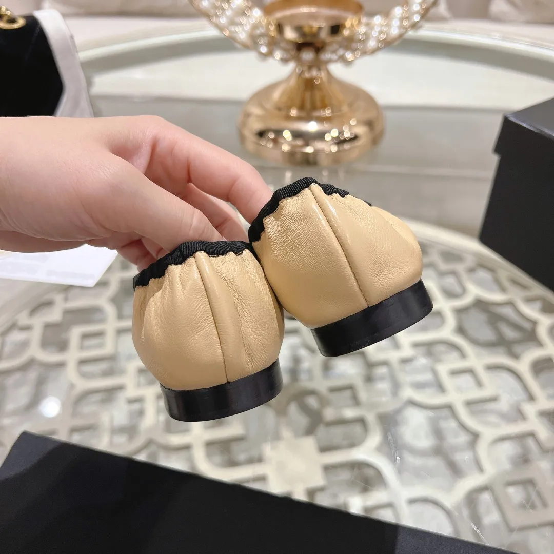 👟👟Ex-factory price 540👟👟 🌹🌹🌹2025 latest CHANEL Chanel early spring catwalk new model 🌸️Purchased the original version in Hong Kong and opened the mold exclusively. Top quality % genuine last developed with smooth lines. The shoe shape is perfect and can be safely entered and exited from the counter! Official website 1:1 production. 🇮🇹🇮🇹🇮🇹 Material: Mixed sheepskin imported from Italy & private molded double C buckle and letters are delicate, smooth, shiny and feel great! 💅The fabric and the feet are made of the same material, which is great on the feet! ! ! Color: black/apricot Code number: 34-40 (custom-made sizes 41 and 42 are non-refundable)